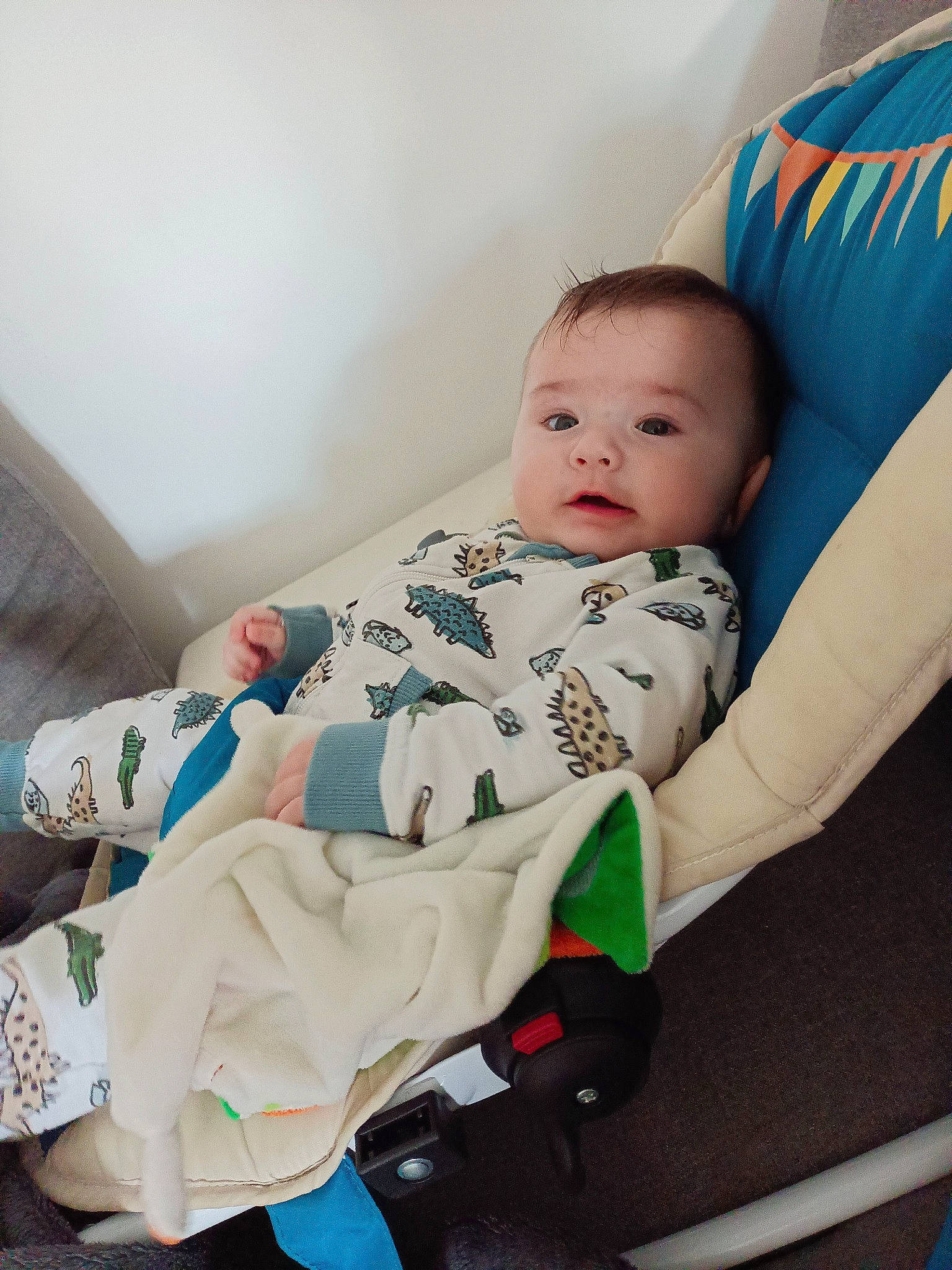 Johan participe au concours pour gagner de l'argent avec cette photo : baby, baby_products, baby_safety, baby_sleeping, baby_toddler_clothing, cheek, child, comfort, facial_expression, human_body, human_leg, knee, linens, person, sitting, skin, sleeve, sock, textile, thigh