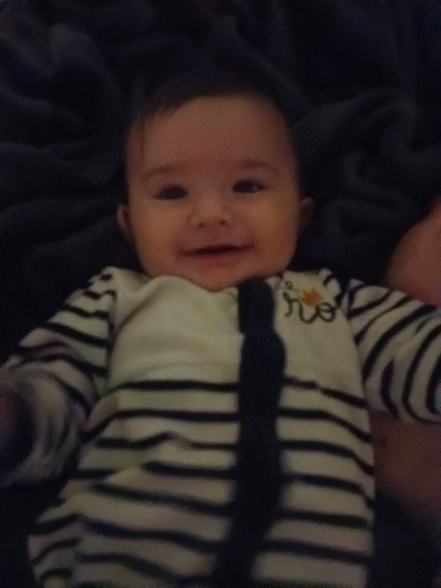 Johan participe au concours pour gagner de l'argent avec cette photo : baby, baby_toddler_clothing, cheek, child, chin, collar, comfort, darkness, flash_photography, fun, happy, iris, nose, pattern, person, sitting, skin, sleeve, smile, t_shirt