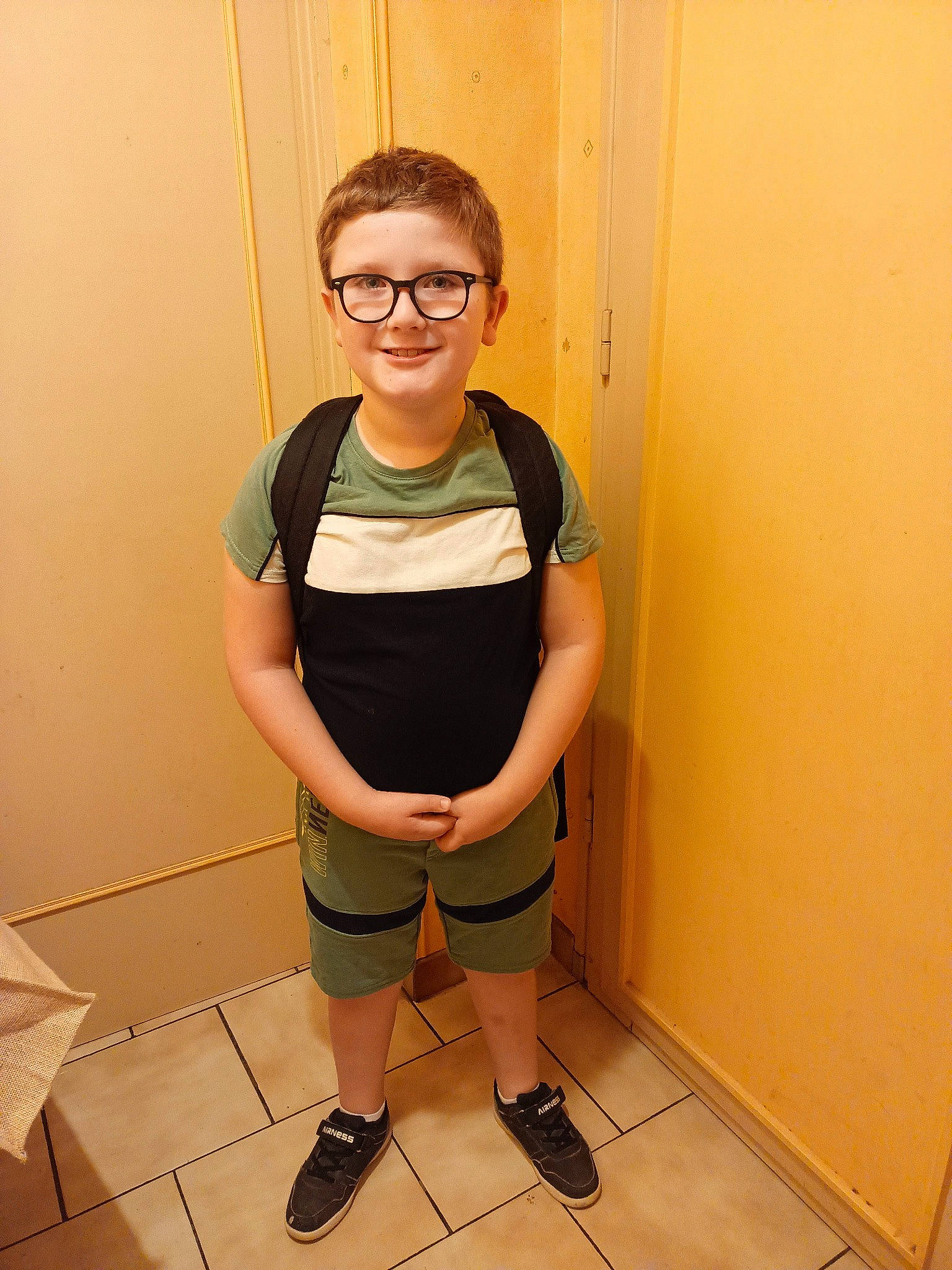 Alexis participe au concours pour gagner de l'argent avec cette photo : arm, eyewear, face, facial_expression, glasses, hairstyle, happy, head, human_body, joint, joy, knee, leg, person, shoe, shorts, shoulder, sleeve, smile, sneakers