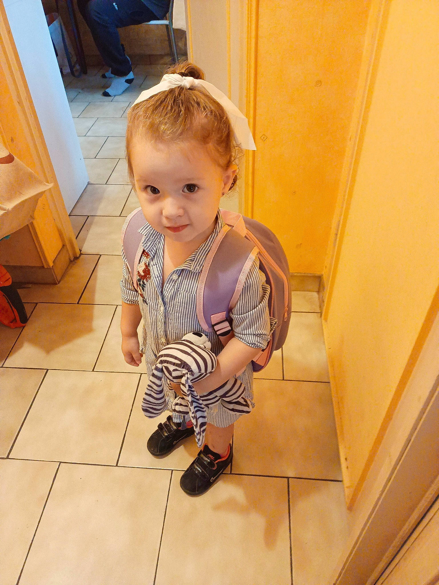 Cécilia a rejoint le concours — aidez-le/la à gagner de superbes lots ! baby, baby_toddler_clothing, chair, child, door, floor, flooring, fun, happy, hardwood, human_leg, pattern, person, room, sitting, table, thigh, toddler, varnish, wood