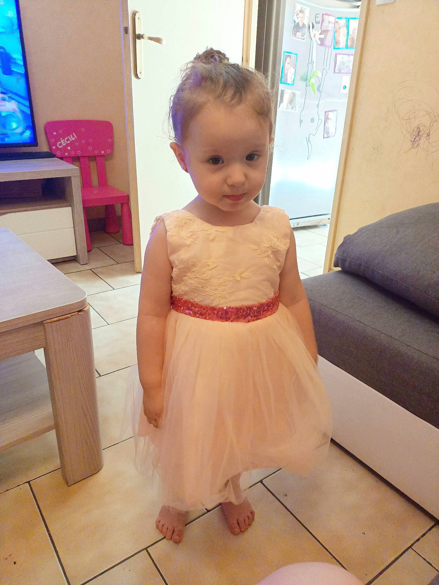 Cécilia a rejoint le concours — aidez-le/la à gagner de superbes lots ! baby_toddler_clothing, computer_monitor, day_dress, desk, dress, floor, flooring, hardwood, human_leg, led_backlit_lcd_display, person, sitting, skin, sleeve, table, television, thigh, toddler, trunk, waist