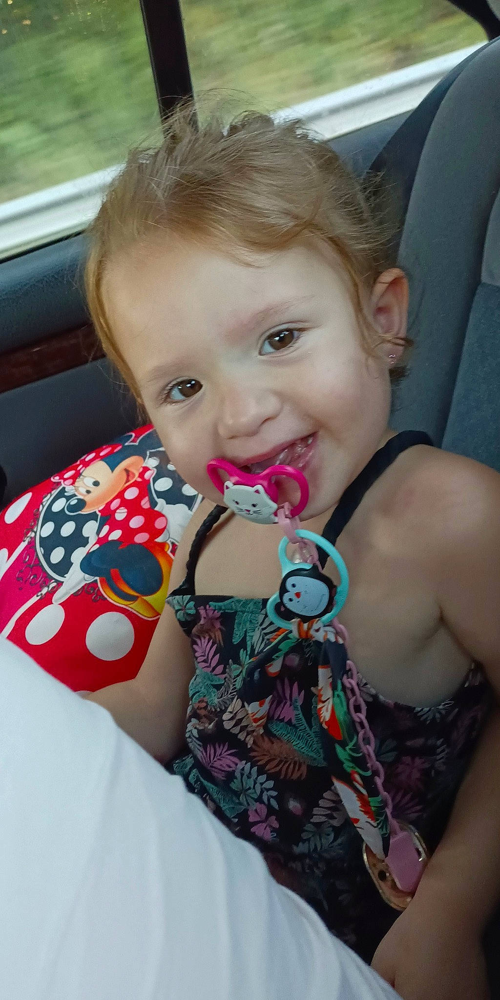 Cécilia a rejoint le concours — aidez-le/la à gagner de superbes lots ! baby_toddler_clothing, cheek, cool, eye, face, facial_expression, finger, fun, hair, hairstyle, happy, head, iris, lip, neck, person, product, skin, smile, toddler