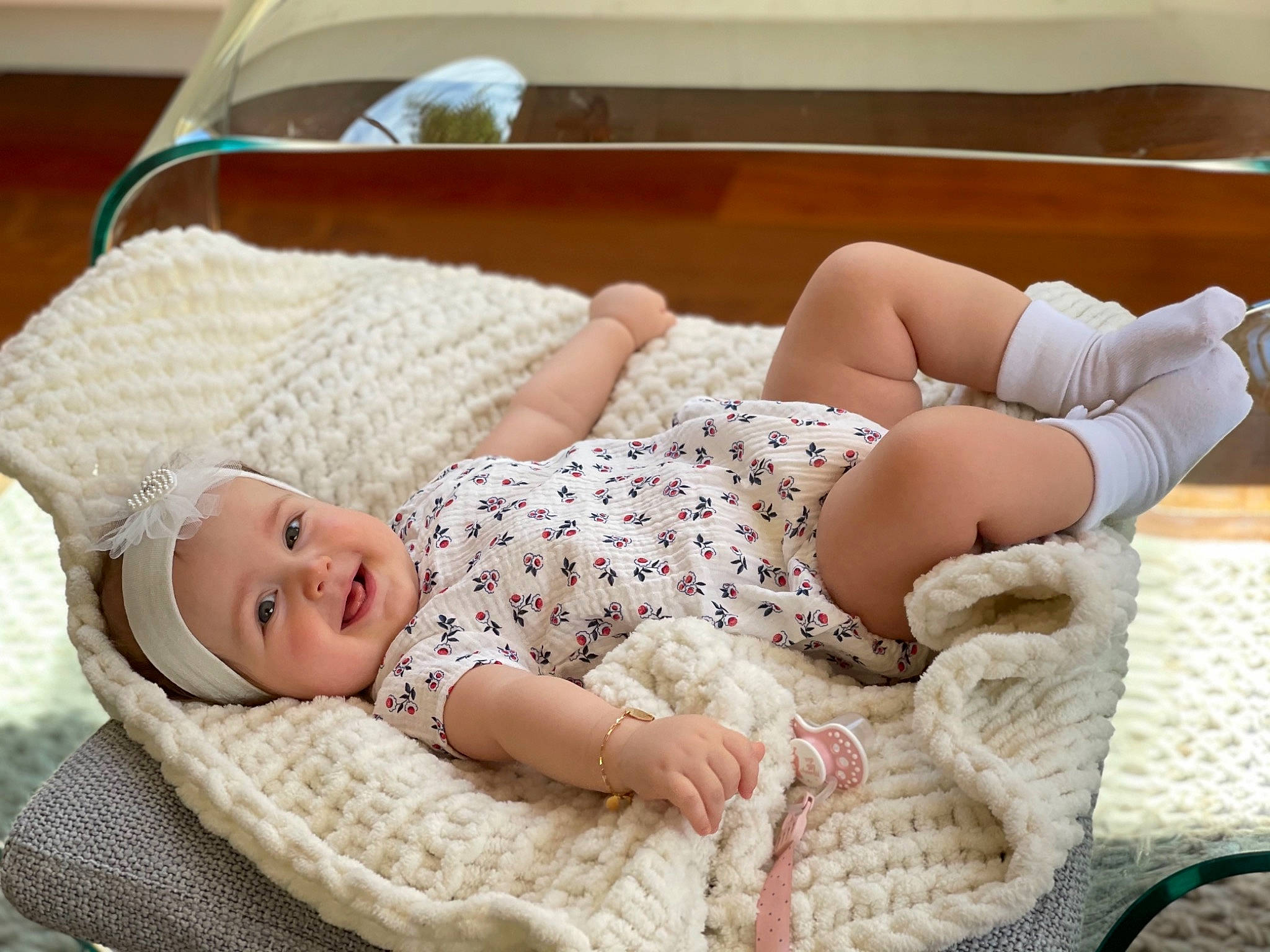 Chiara participe au concours pour gagner de l'argent avec cette photo : baby, baby_sleeping, baby_toddler_clothing, barefoot, bedding, child, comfort, embellishment, fashion_accessory, headgear, headwear, human_leg, knee, linens, pattern, person, sitting, sleeve, smile, textile