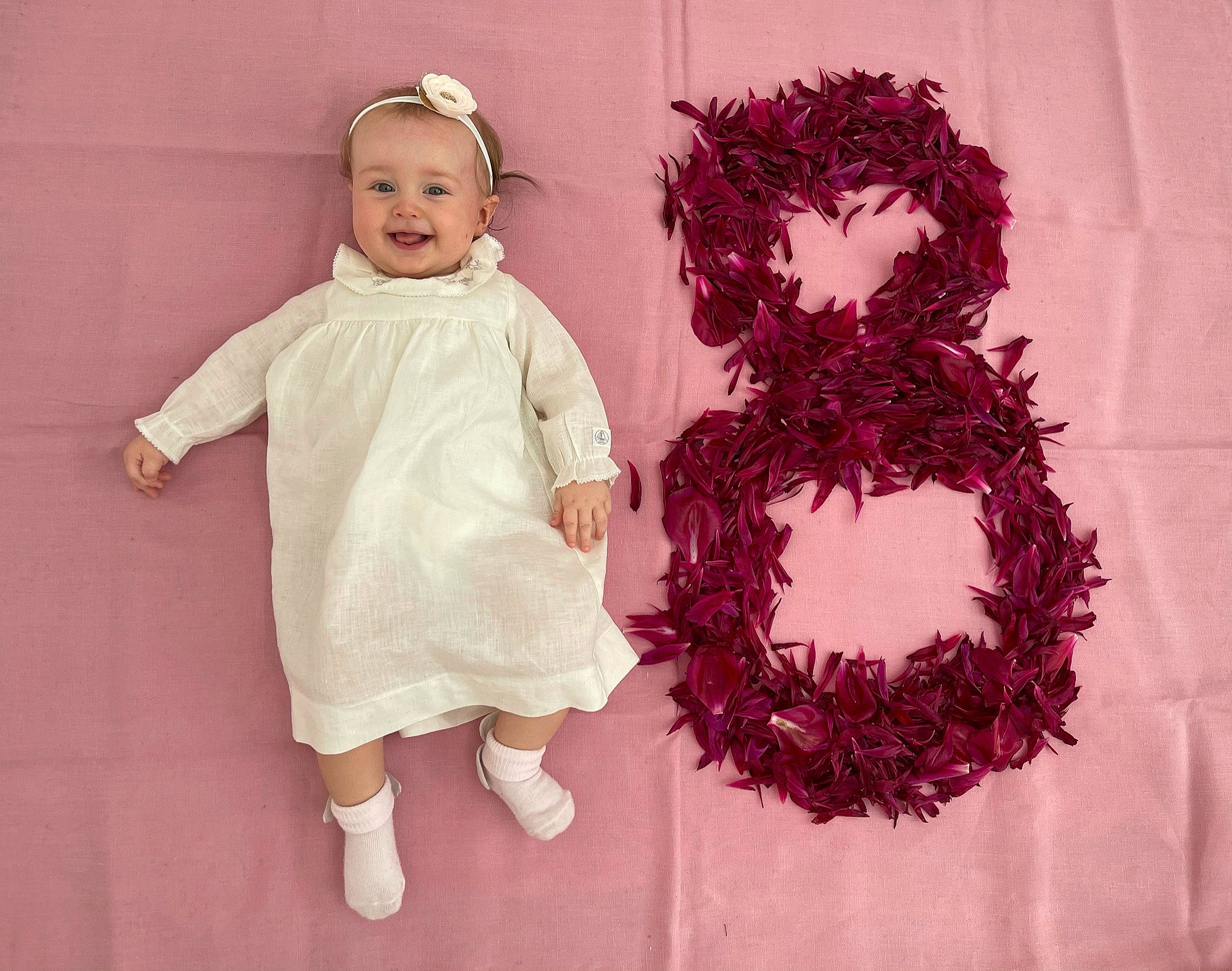 Chiara a rejoint le concours — aidez-le/la à gagner de superbes lots ! art, baby_toddler_clothing, carmine, child, cut_flowers, event, fashion_accessory, fashion_design, floral_design, happy, joy, magenta, pattern, person, petal, pink, product, purple, sleeve, smile