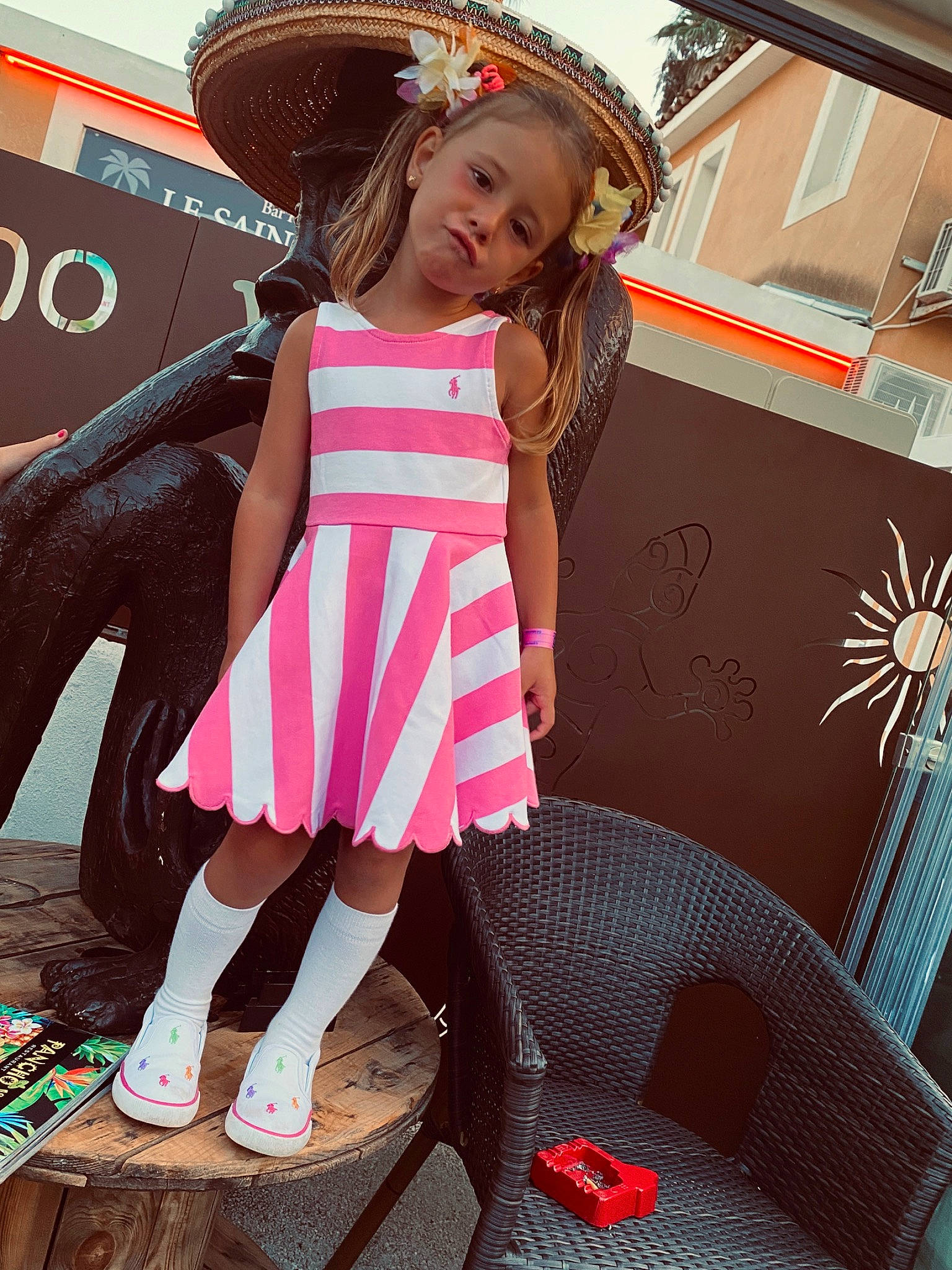 Viny participe au concours pour gagner de l'argent avec cette photo : brown_hair, child, child_model, clothing, cool, costume, dress, fashion, fashion_accessory, footwear, hat, headgear, pattern, person, photography, pink, shoe, summer, sun_hat, toddler