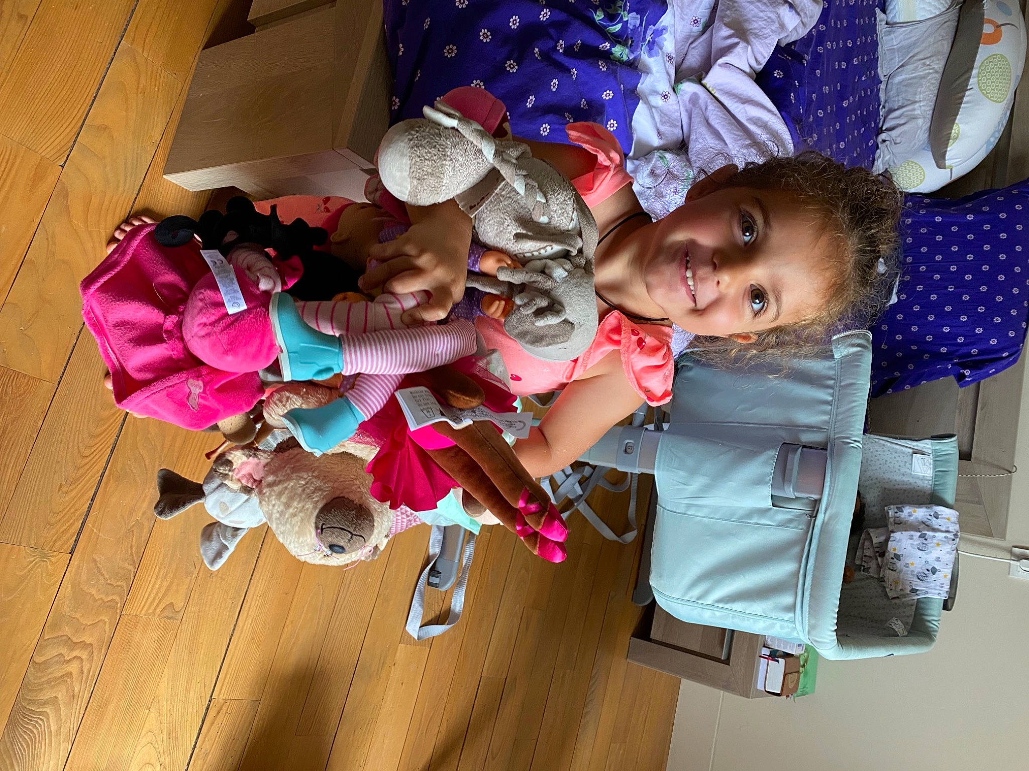 Luiza participe au concours pour gagner de l'argent avec cette photo : baby, baby_toddler_clothing, child, flooring, fun, happy, hardwood, joy, leisure, magenta, person, pink, play, purple, room, smile, t_shirt, textile, toddler, tree