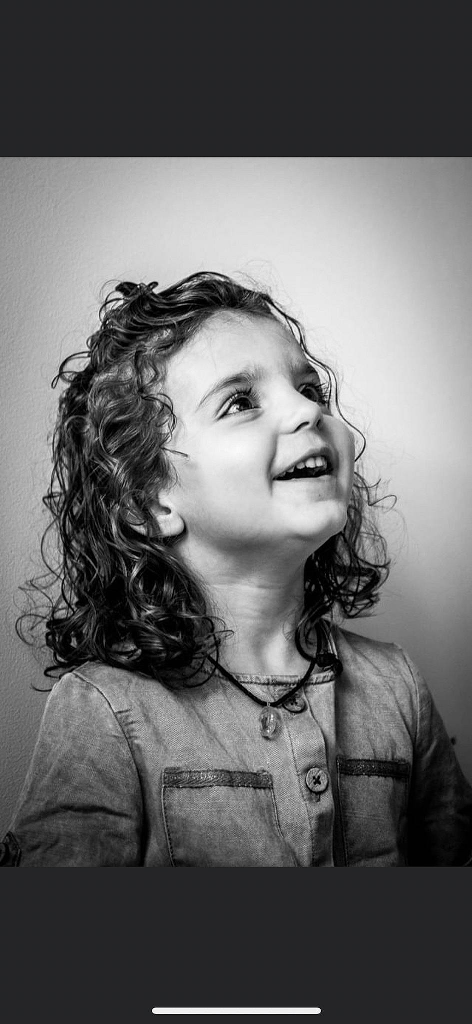 Luiza participe au concours pour gagner de l'argent avec cette photo : black, cheek, chin, eye, eyebrow, face, flash_photography, forehead, hair, hairstyle, happy, head, iris, jaw, joy, lip, mouth, nose, organ, person