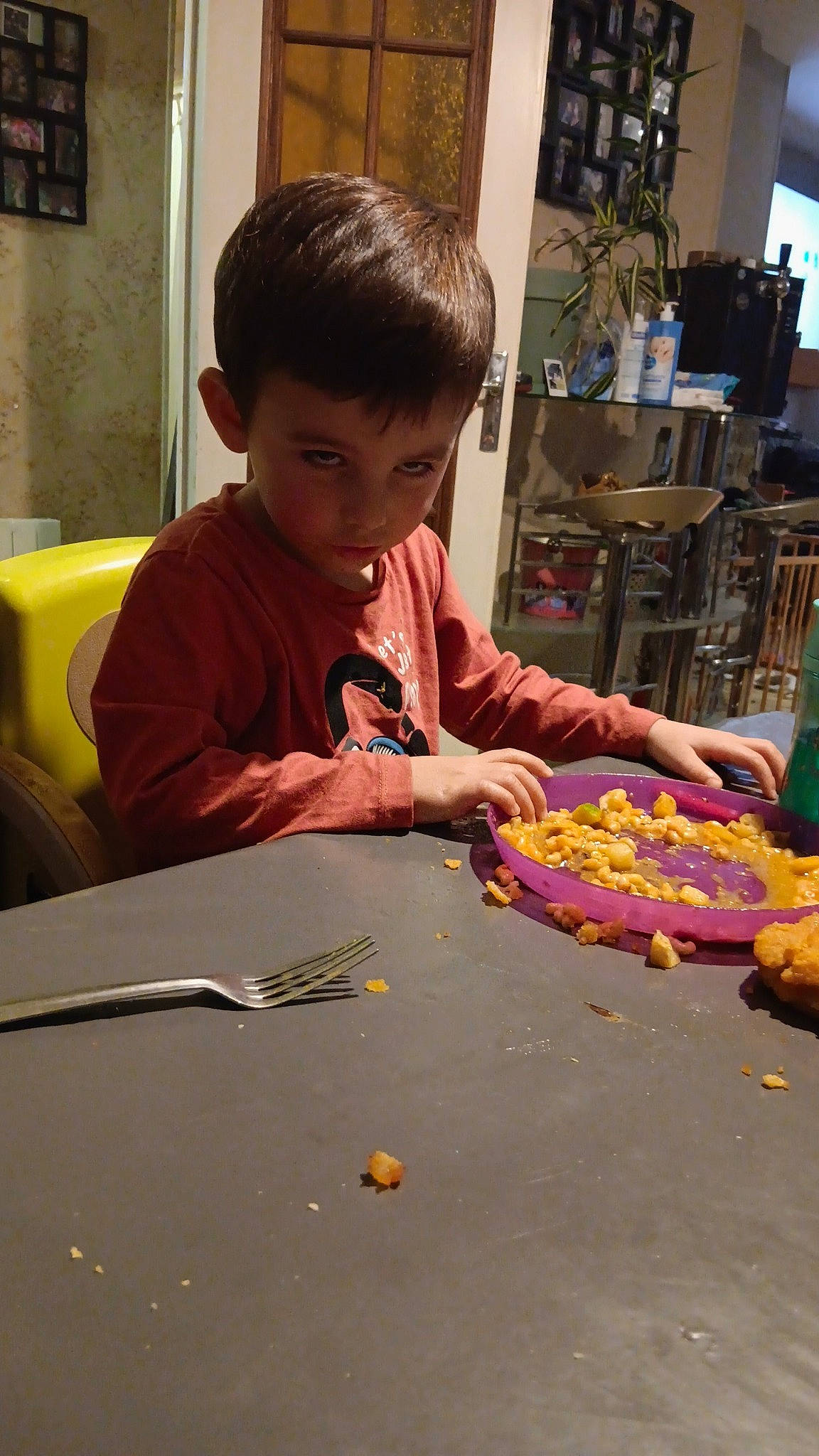 Léo participe au concours pour gagner de l'argent avec cette photo : art, chair, child, comfort_food, cuisine, fun, games, indoor_games_and_sports, learning, person, picture_frame, play, room, sharing, sweetness, t_shirt, table, toddler