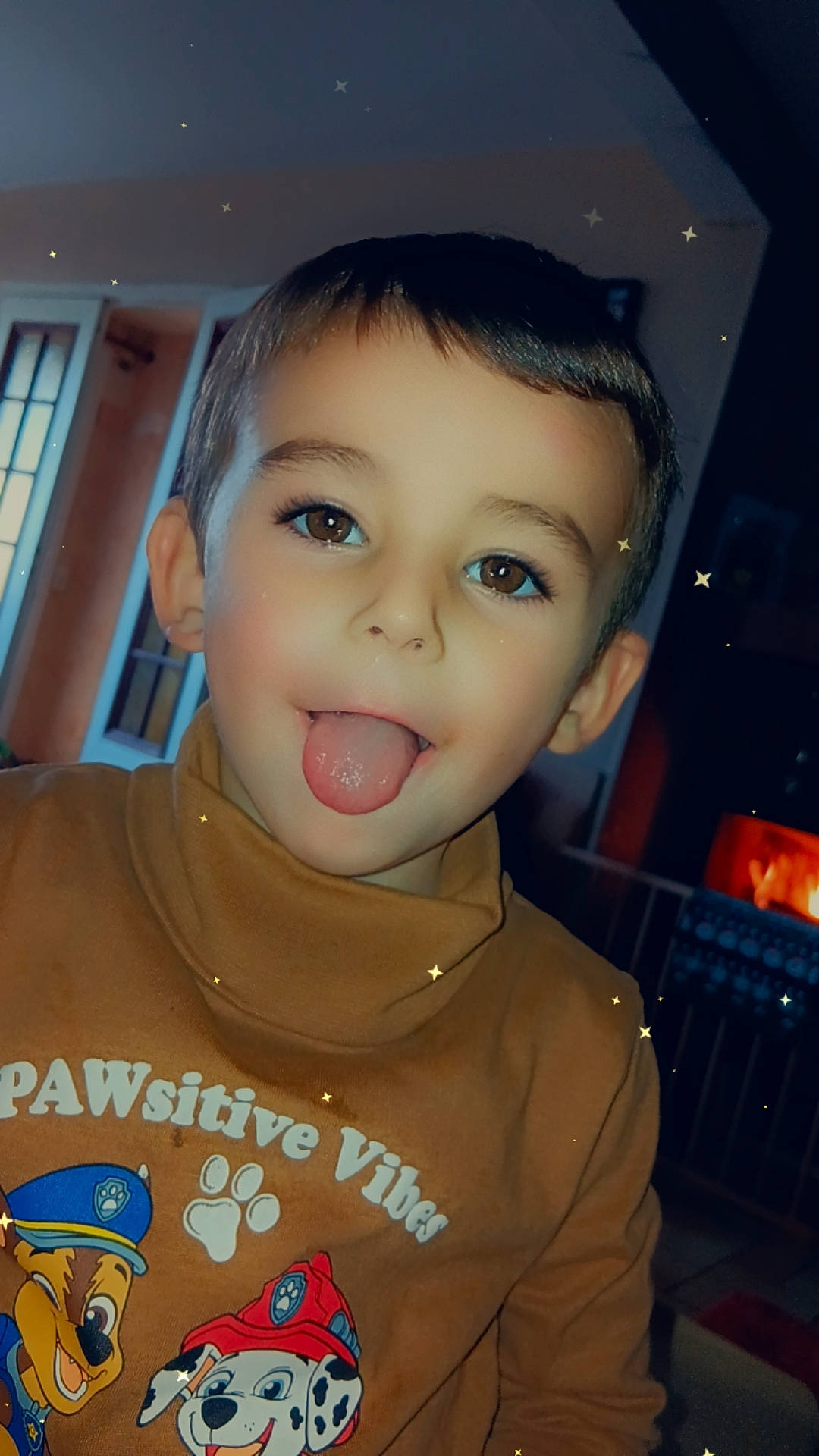 Léo participe au concours pour gagner de l'argent avec cette photo : cheek, chin, cool, ear, eyebrow, eyelash, forehead, fun, happy, jaw, lip, mouth, neck, nose, person, skin, sleeve, smile, t_shirt, toddler