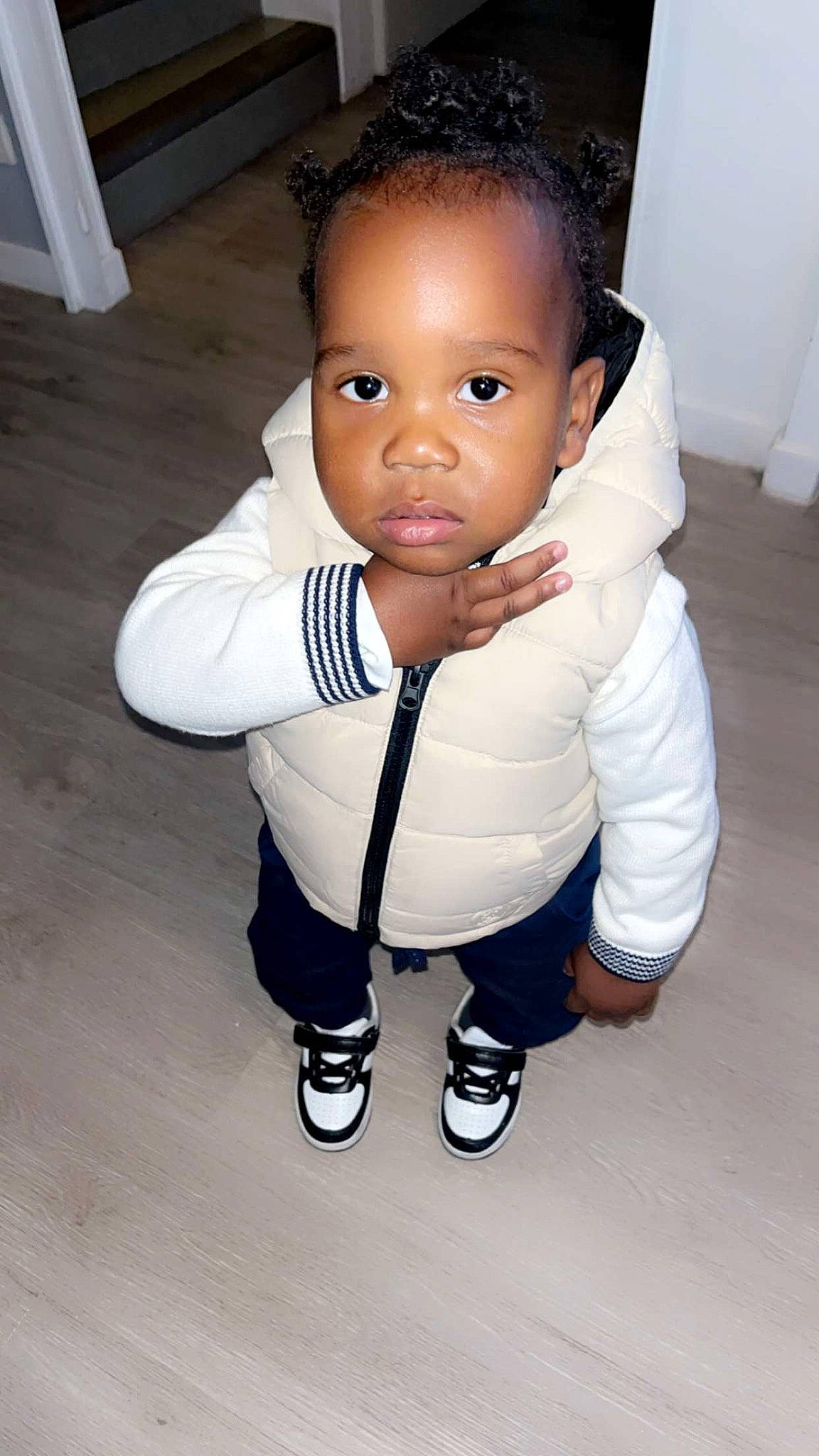 Kenaï a rejoint le concours — aidez-le/la à gagner de superbes lots ! baby, baby_products, baby_toddler_clothing, cheek, child, electric_blue, eye, flash_photography, floor, flooring, fun, gesture, happy, nose, person, sitting, sleeve, thumb, toddler, wood