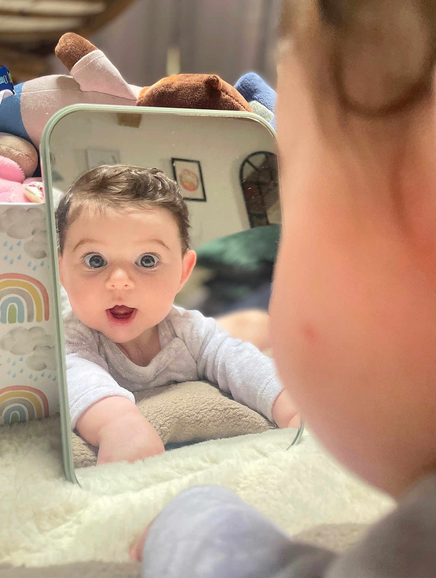 Hisae participe au concours pour gagner de l'argent avec cette photo : baby, child, mirror, reflection, surprised_expression, big_eyes, face, tummy_time, plush_toy, blanket, nursery, indoor, portrait, closeup, cheeks, smile, mirror_frame, cozy, clothing, person