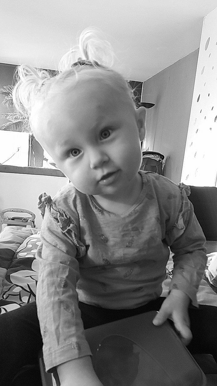 Lindsay participe au concours pour gagner de l'argent avec cette photo : black, black_and_white, child, day, eye, face, facial_expression, hair, hairstyle, head, human_hair_color, infant, monochrome_photography, nose, person, photograph, sitting, skin, toddler, white