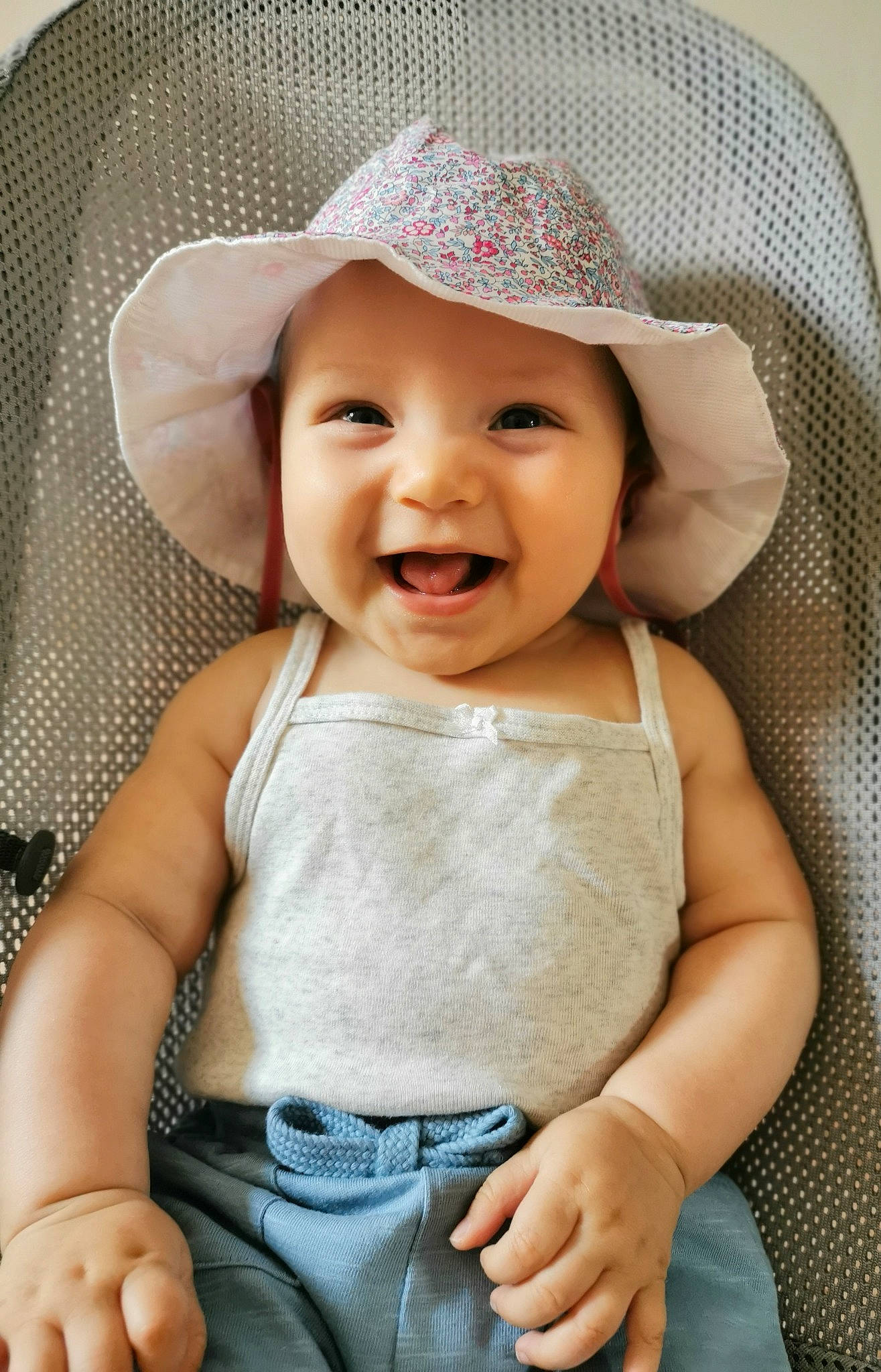 Opale participe au concours pour gagner de l'argent avec cette photo : baby, baby_toddler_clothing, beauty, blond, cap, cheek, child, clothing, comfort, eye, happy, hat, headgear, headwear, lip, person, skin, sleeve, smile, sun_hat