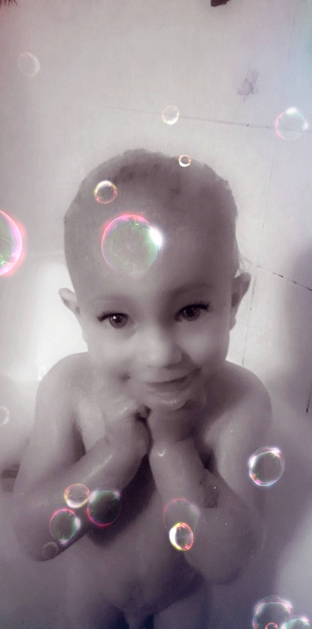Shawn a rejoint le concours — aidez-le/la à gagner de superbes lots ! baby, bathing, bathtub, child, ear, eye, eyebrow, face, forehead, head, liquid_bubble, nose, person, skin, smile, toddler