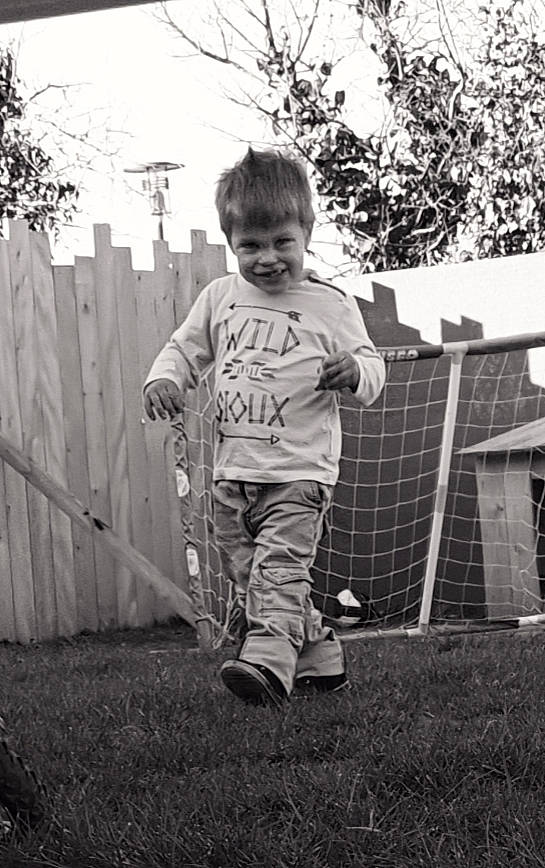 Logan participe au concours pour gagner de l'argent avec cette photo : black_and_white, child, joy, monochrome, monochrome_photography, person, photograph, photography, play, snapshot, standing, style