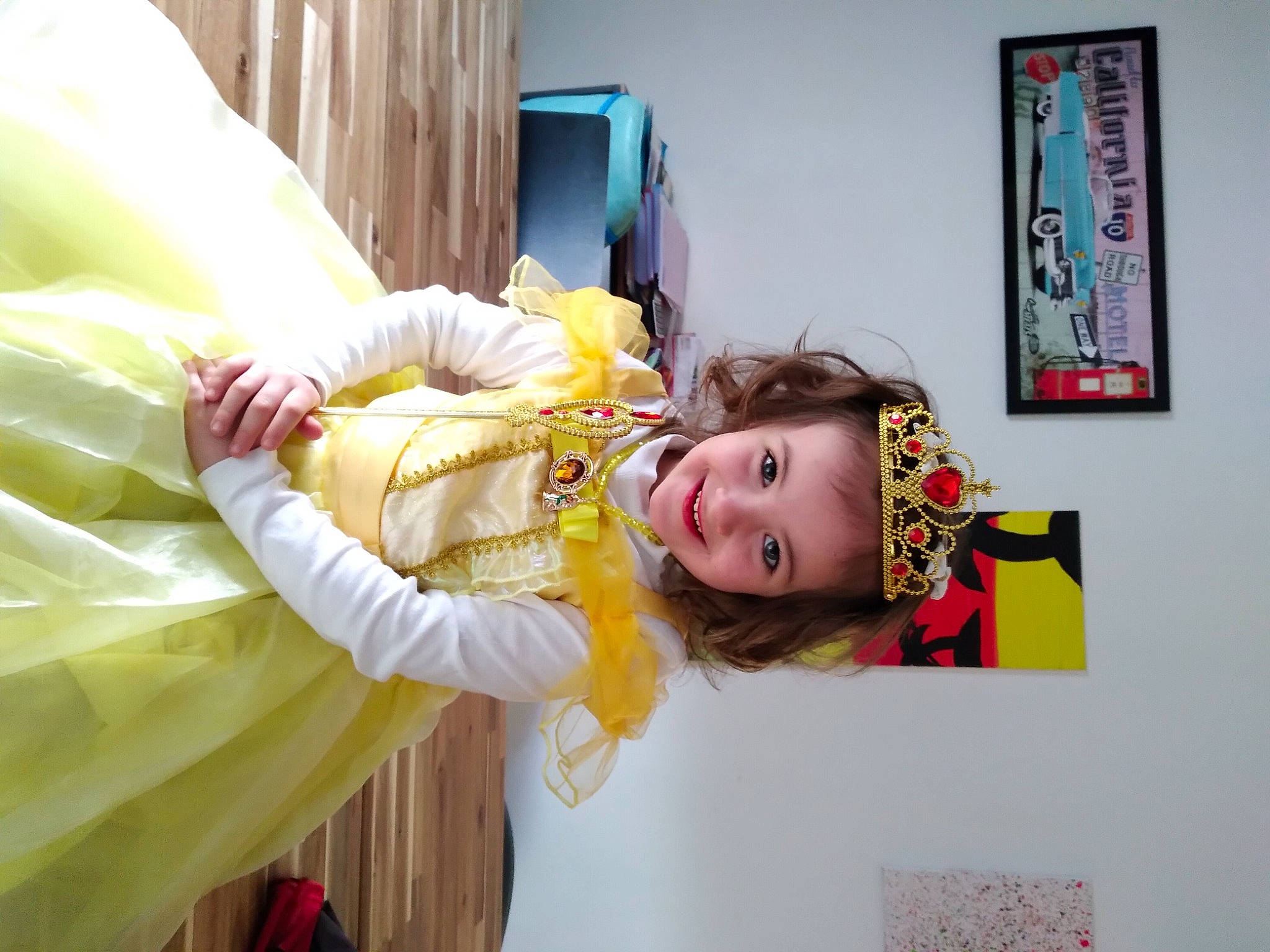 Noeline participe au concours pour gagner de l'argent avec cette photo : abdomen, child, costume, curtain, event, fashion_design, fun, happy, jewellery, joy, magenta, peach, person, picture_frame, pink, room, tradition, visual_arts, window, wing