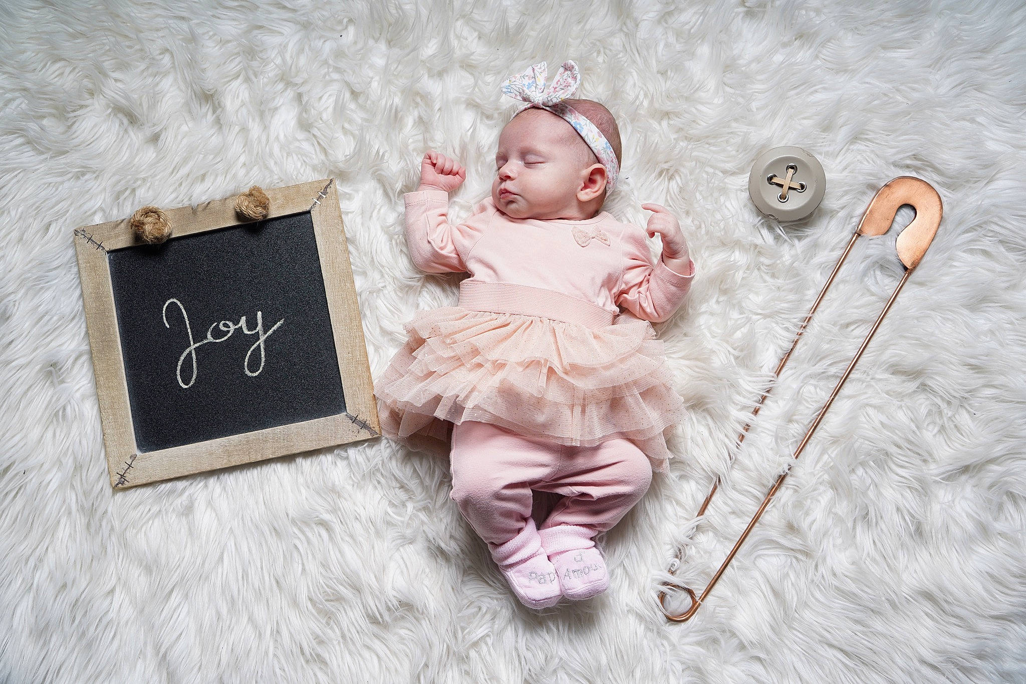 Joy a rejoint le concours — aidez-le/la à gagner de superbes lots ! art, baby, baby_toddler_clothing, child, dress, eye, fashion_accessory, font, handwriting, happy, head, headwear, illustration, linens, pattern, person, picture_frame, pink, rectangle, textile