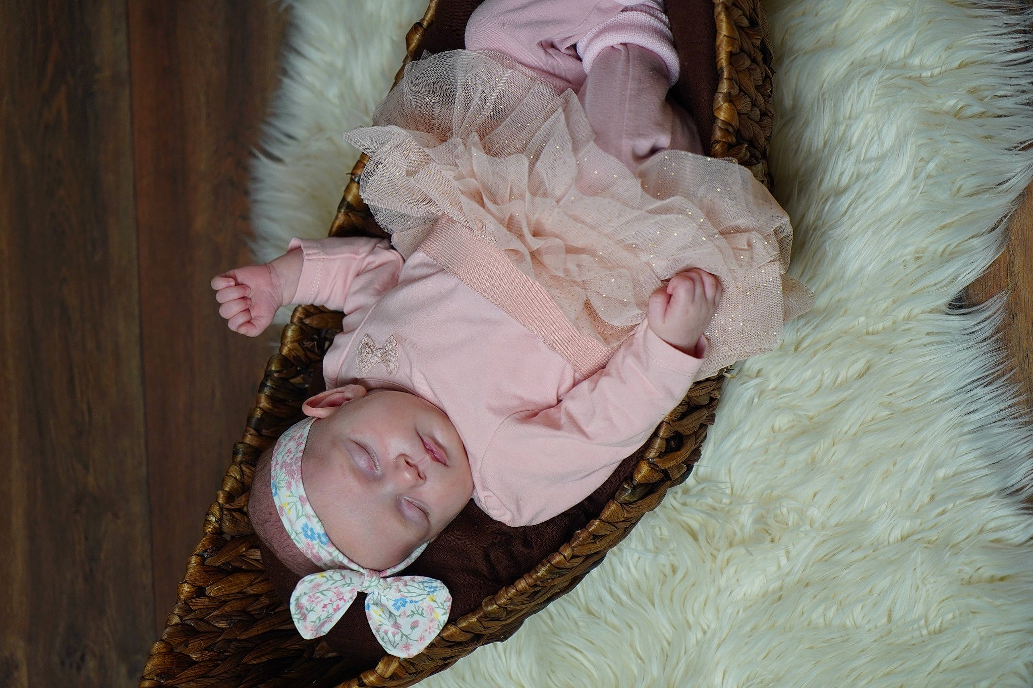 Joy participe au concours pour gagner de l'argent avec cette photo : baby, baby_products, baby_toddler_clothing, child, comfort, embellishment, eye, eyelash, fashion_accessory, fur, hair_accessory, head, headwear, human_body, iris, jewellery, pattern, peach, person, sitting