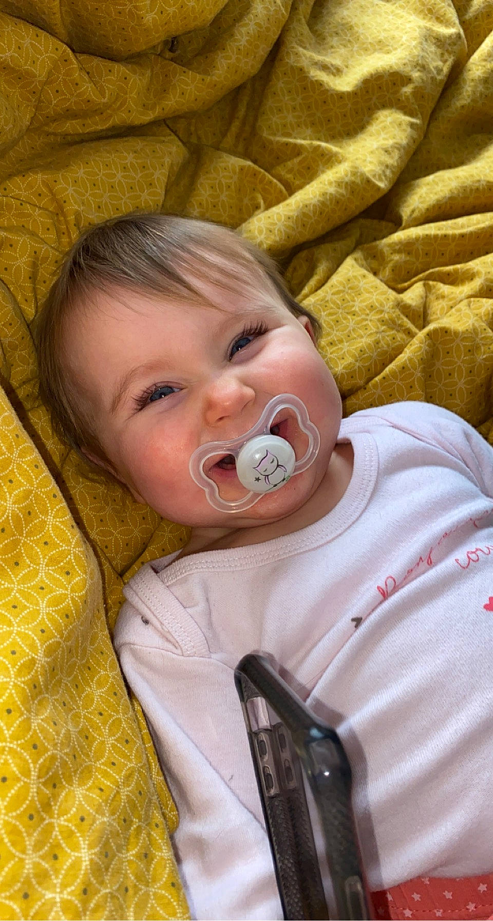 Luna a rejoint le concours — aidez-le/la à gagner de superbes lots ! baby, baby_products, baby_toddler_clothing, cheek, child, comfort, eye, eyebrow, fun, happy, head, iris, linens, lip, mouth, nose, person, skin, sleeve, toddler