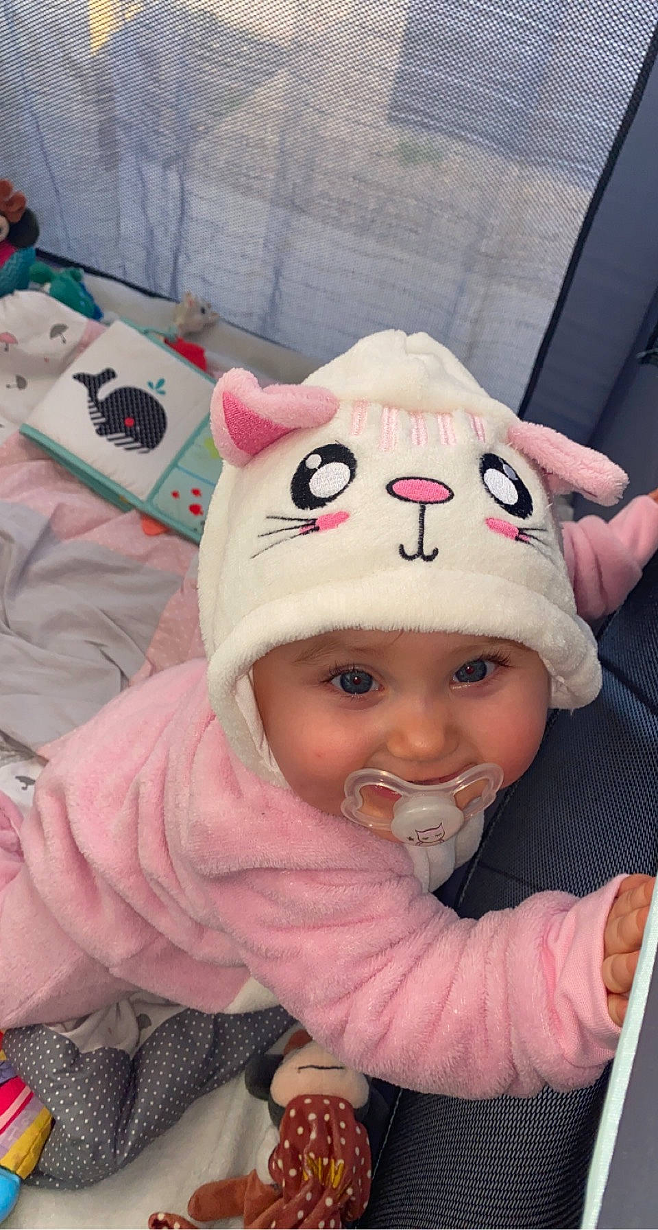 Luna a rejoint le concours — aidez-le/la à gagner de superbes lots ! baby, baby_toddler_clothing, beanie, cap, cheek, child, chin, eyebrow, eyelash, fashion_accessory, fun, happy, headwear, lip, mouth, nose, person, pink, skin, smile