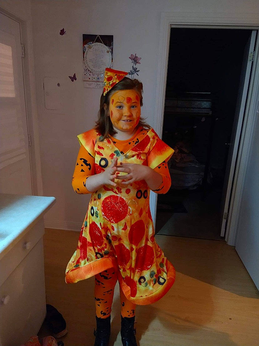 Lilirose a rejoint le concours — aidez-le/la à gagner de superbes lots ! cabinetry, cooking, costume, door, drawer, dress, event, fashion_design, fun, hat, homemaker, human_leg, kitchen, orange, peach, person, room, sleeve, smile, thigh