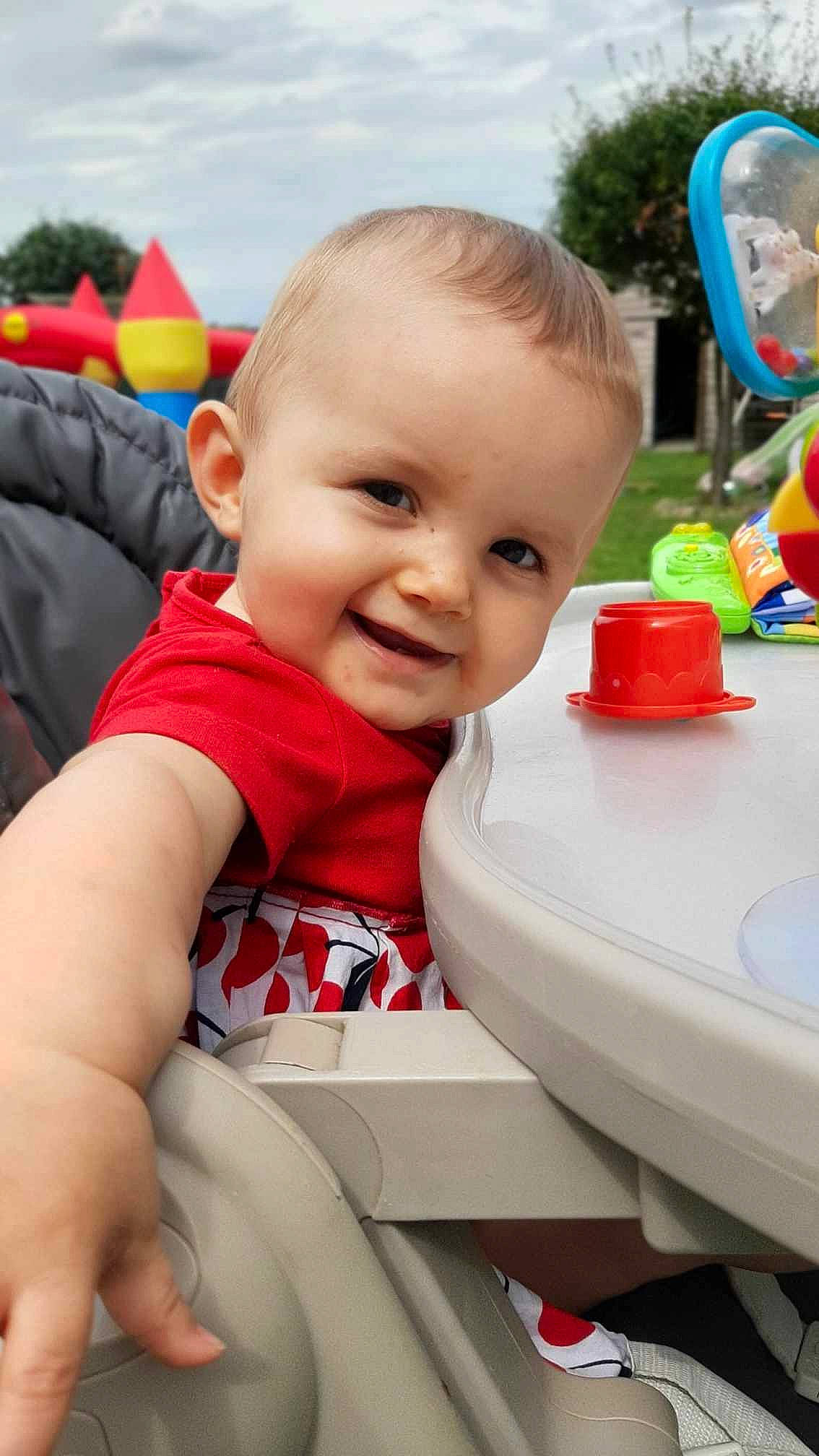 Julia participe au concours pour gagner de l'argent avec cette photo : baby, baby_playing_with_toys, baby_products, baby_toddler_clothing, child, cloud, event, facial_expression, fun, happy, joy, leisure, person, play, product, recreation, sitting, skin, sky, smile