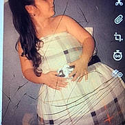 Liana participe au concours pour gagner de l'argent avec cette photo : child, girl, dress, plaid_dress, long_hair, ponytail, portrait, indoor, wall, earring, hands, looking_right, standing, cracked_screen, screenshot, app_icons, skirt, pose, party, young