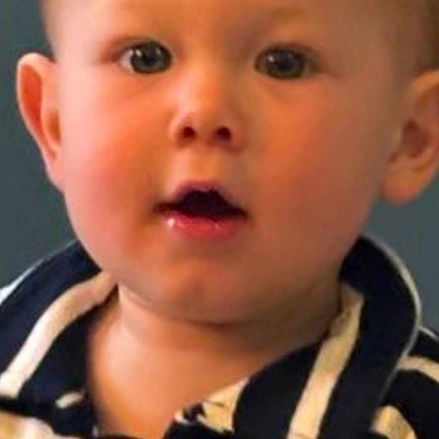 Jules participe au concours pour gagner de l'argent avec cette photo : baby, background, blond_hair, casual_clothing, child, clothing, curious, cute, expression, face, head_and_shoulders, indoor, innocence, mouth_open, person, portrait, striped_shirt, toddler, wide_eyes, young_child