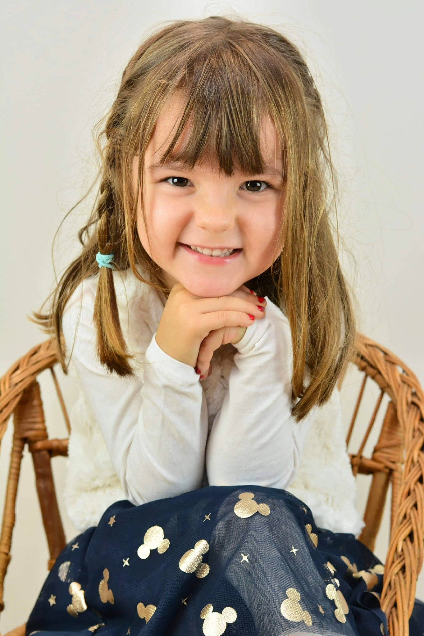 Mila a rejoint le concours — aidez-le/la à gagner de superbes lots ! arm, baby_toddler_clothing, chair, collar, dress, dress_shirt, eye, eyelash, facial_expression, gesture, hair, hand, happy, iris, joy, lip, neck, outerwear, person, skin