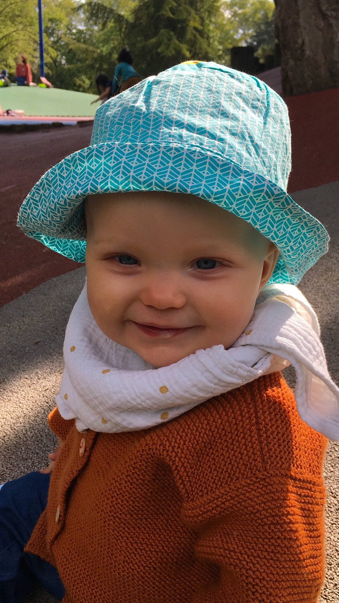 Rosa participe au concours pour gagner de l'argent avec cette photo : baby, baby_toddler_clothing, beauty, cap, child, chin, cool, fun, grass, green, happy, hat, headgear, headwear, joy, organ, outerwear, person, skin, smile