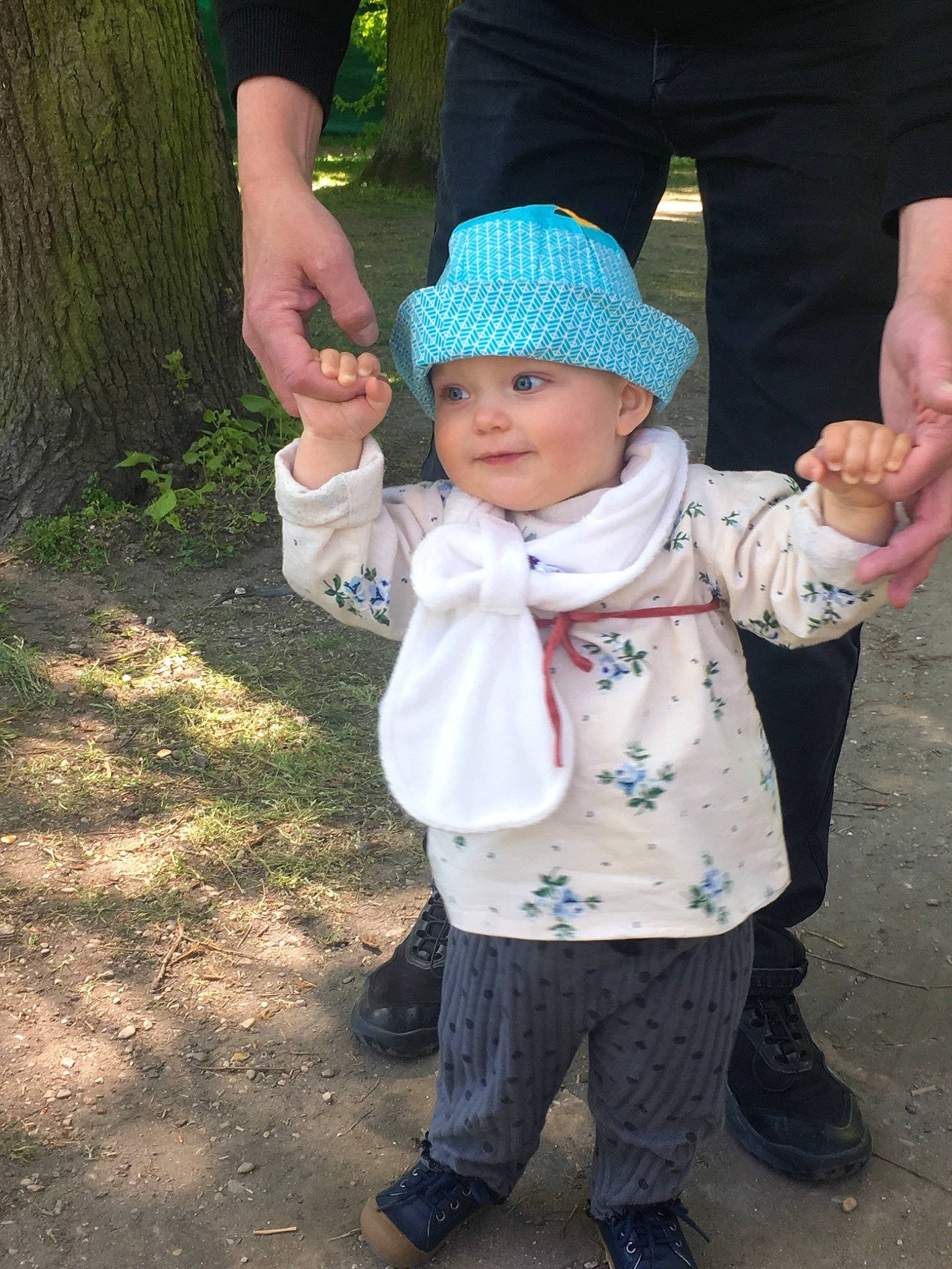 Rosa participe au concours pour gagner de l'argent avec cette photo : baby, baby_toddler_clothing, cap, child, clothing, eye, fun, gesture, grass, hand, happy, hat, headwear, joy, leisure, people_in_nature, person, plant, recreation, shoe