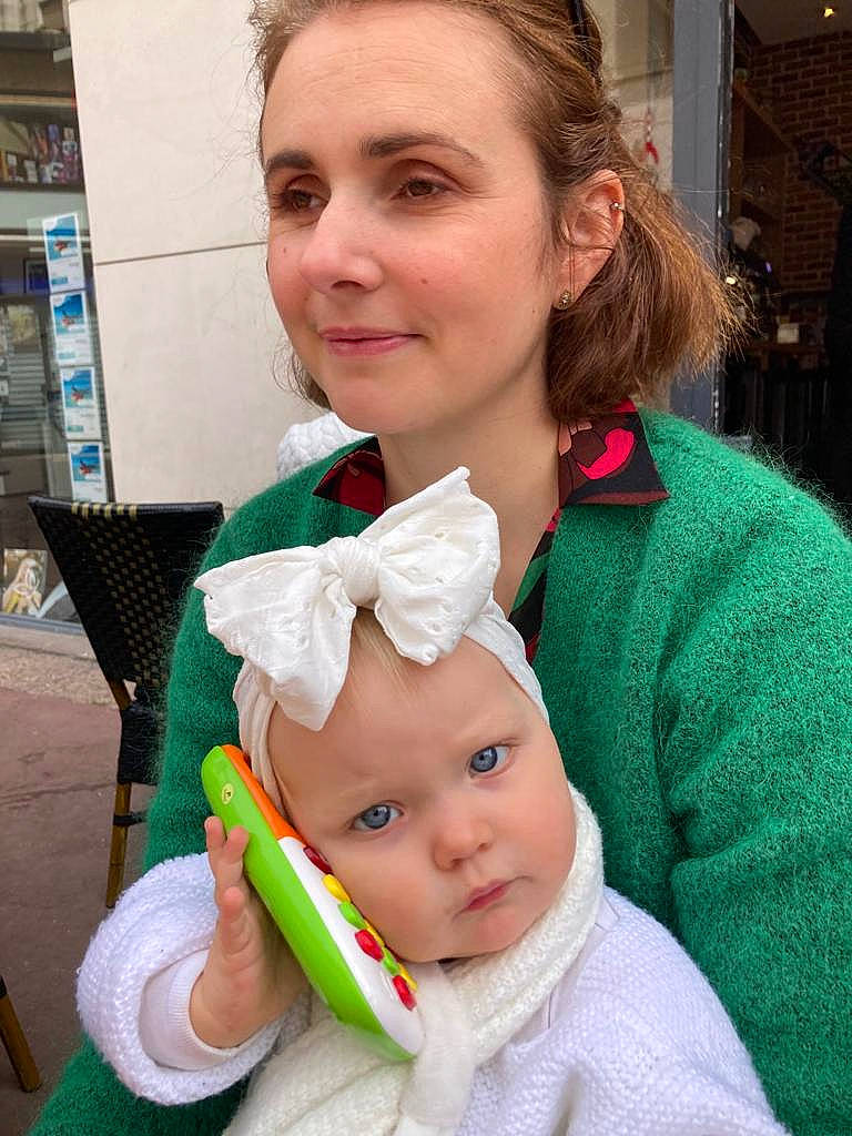 Rosa a rejoint le concours — aidez-le/la à gagner de superbes lots ! baby, baby_products, baby_toddler_clothing, chair, cheek, child, chin, ear, event, eyebrow, eyelash, finger, hairstyle, happy, headwear, joy, lip, nose, organ, person