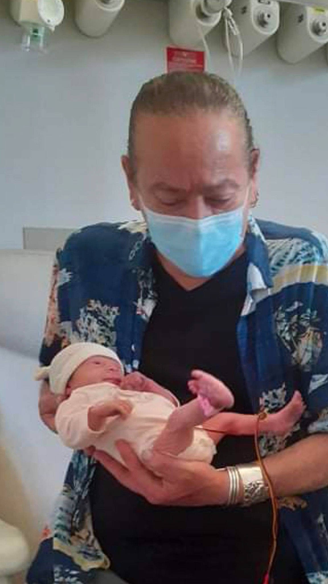 Rebecca a rejoint le concours — aidez-le/la à gagner de superbes lots ! baby, baby_toddler_clothing, child, comfort, event, gesture, hand, lap, person, room, service, sitting, thumb, toddler, wrist