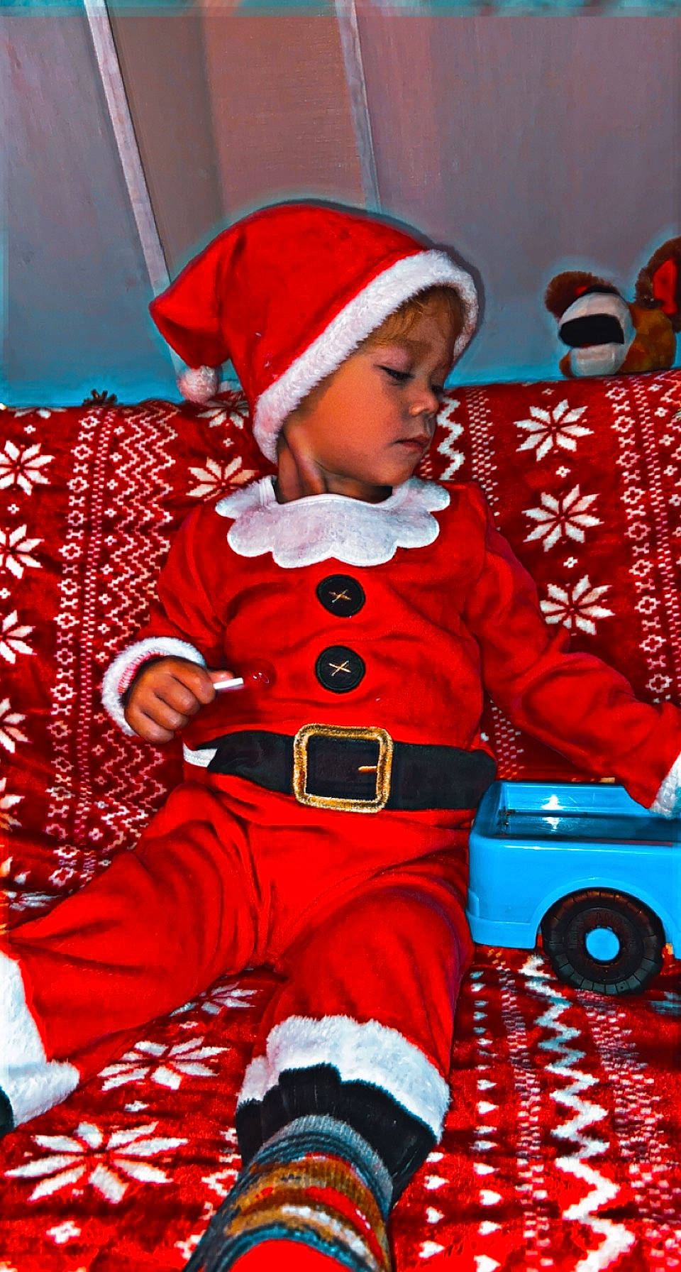 Maïm participe au concours pour gagner de l'argent avec cette photo : baby, baby_toddler_clothing, carmine, child, christmas, christmas_eve, costume_hat, electric_blue, event, fictional_character, fun, hat, headwear, holiday, lap, person, red, santa_claus, sitting, toddler