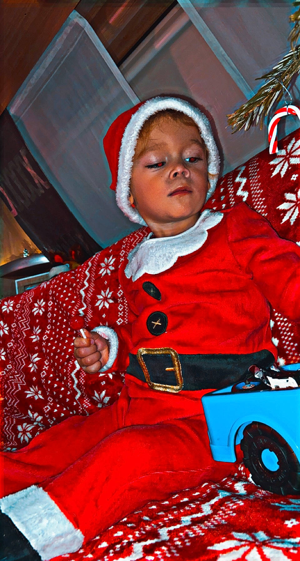 Maïm participe au concours pour gagner de l'argent avec cette photo : baby, baby_products, child, electric_blue, entertainment, event, facial_expression, fun, happy, headwear, holiday, human_body, jewellery, magenta, person, red, sitting, tire, toddler, tradition