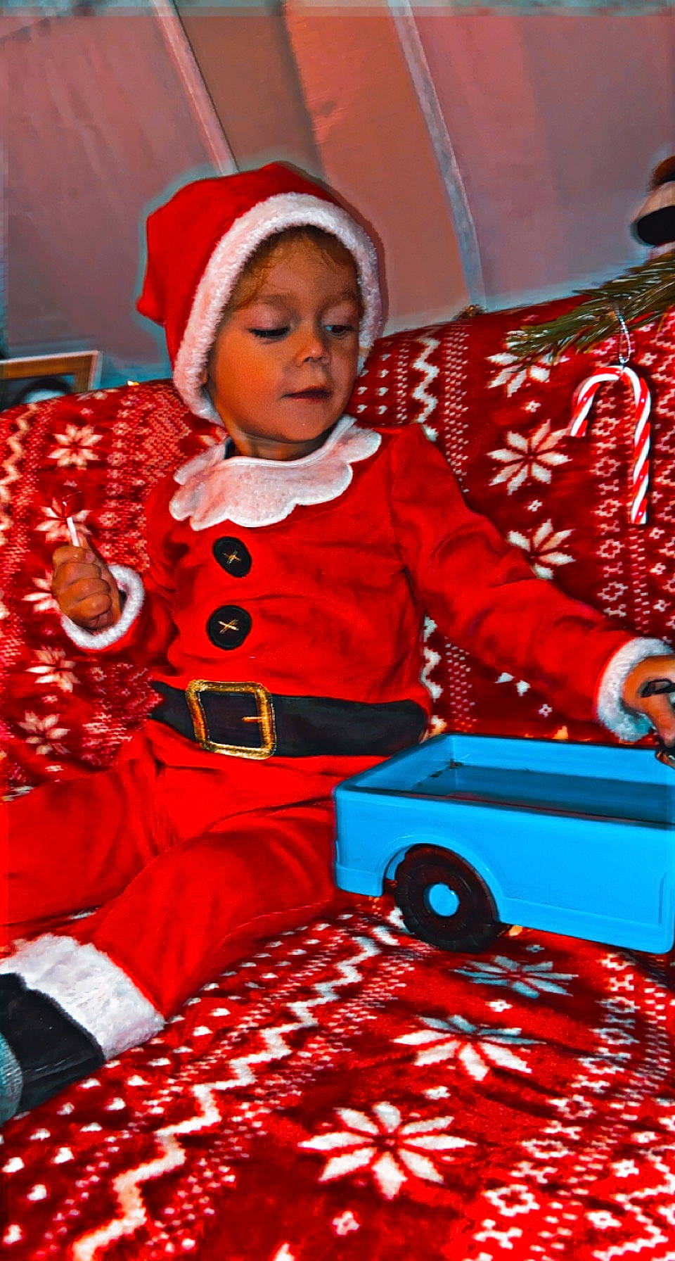 Maïm participe au concours pour gagner de l'argent avec cette photo : baby, baby_toddler_clothing, cap, child, christmas, christmas_eve, design, electric_blue, event, fun, headwear, holiday, magenta, person, red, santa_claus, sitting, tire, toddler, tree