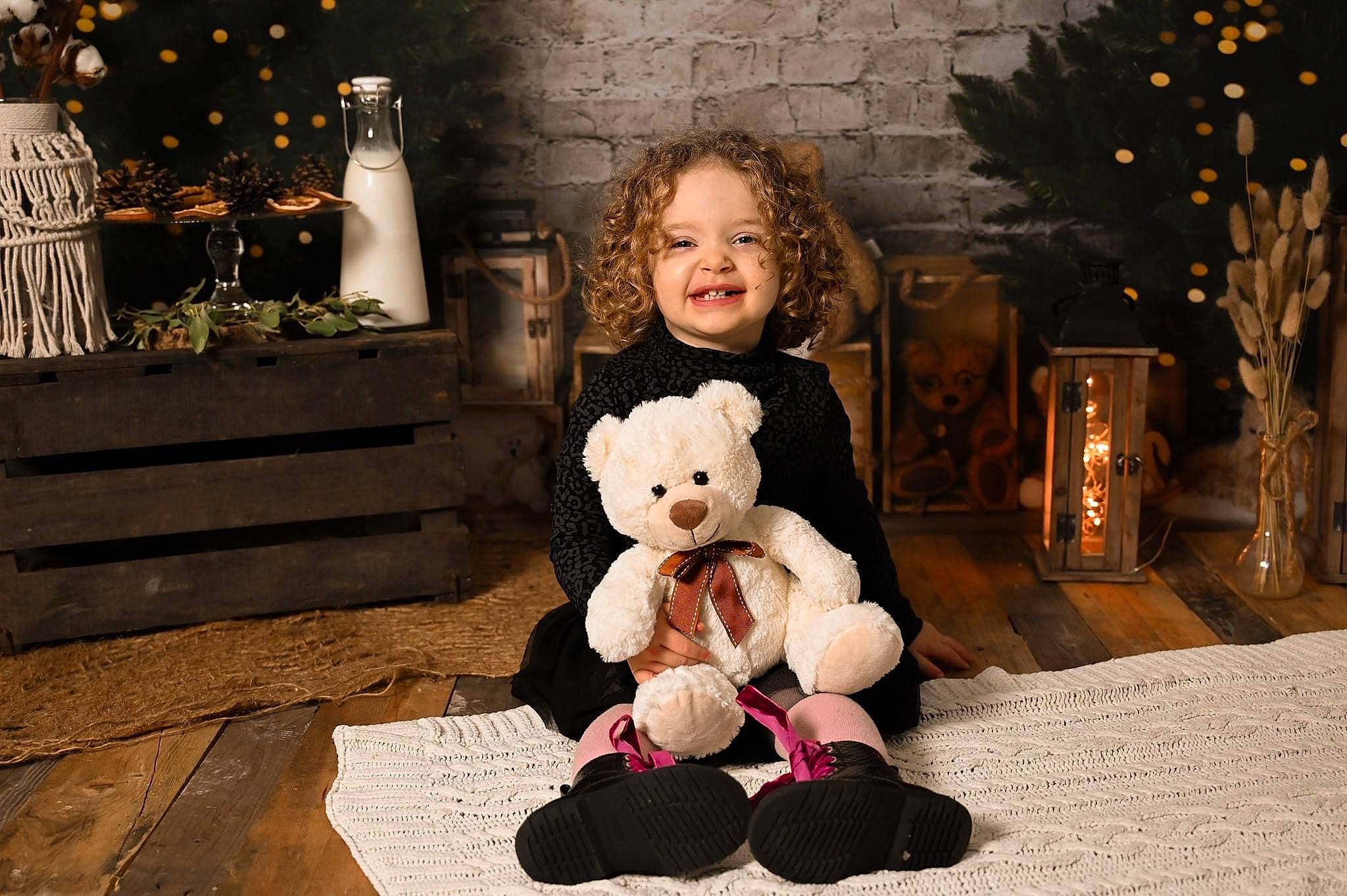 Mia participe au concours pour gagner de l'argent avec cette photo : black, christmas_decoration, christmas_ornament, eye, fawn, flash_photography, fun, happy, head, human, human_body, joy, lighting, mammal, person, photograph, plant, smile, toddler, toy