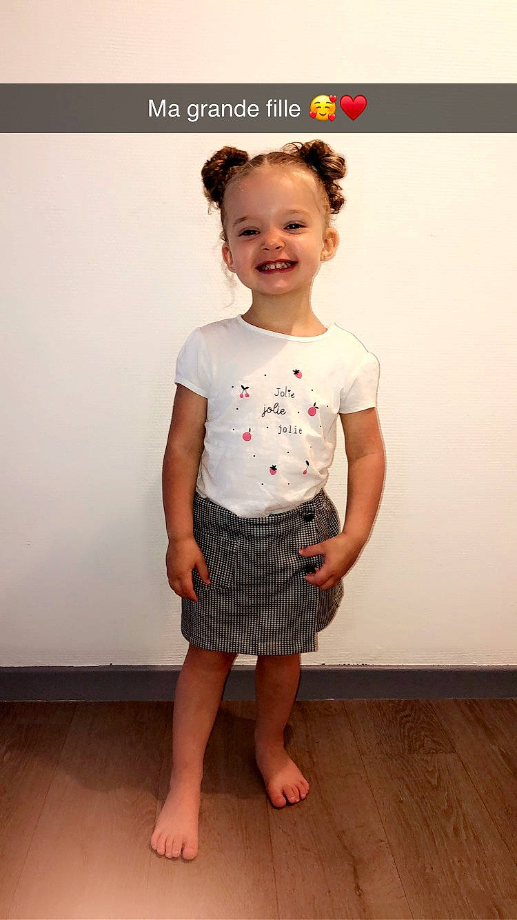 Mia participe au concours pour gagner de l'argent avec cette photo : baby_toddler_clothing, beauty, collar, day_dress, dress_shirt, face, hair, happy, head, human, joy, knee, pattern, person, skin, sleeve, smile, standing, toddler, trunk