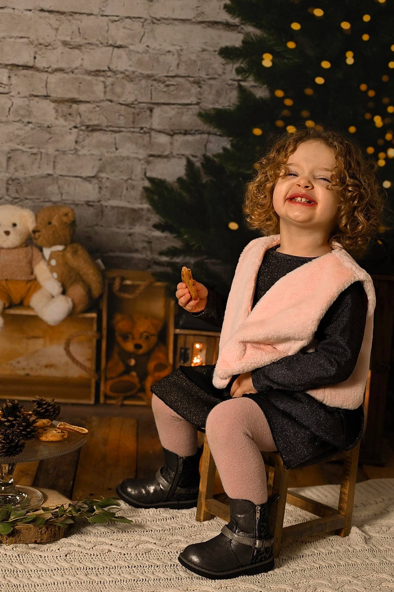 Mia participe au concours pour gagner de l'argent avec cette photo : boot, doll, fashion_design, fawn, flash_photography, footwear, grass, happy, human_body, human_leg, joy, knee, leg, person, plant, sandal, shoe, smile, sneakers, thigh