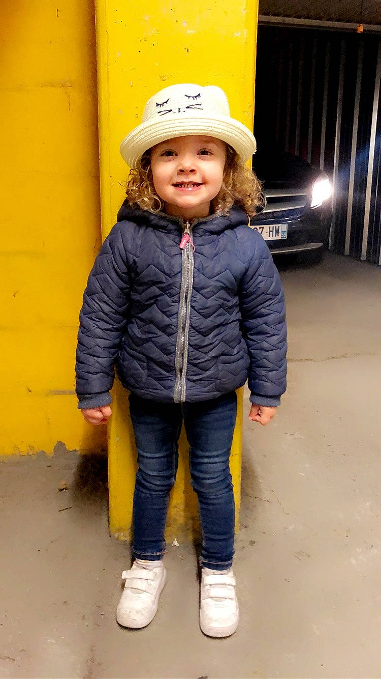 Mia a rejoint le concours — aidez-le/la à gagner de superbes lots ! automotive_lighting, cap, denim, electric_blue, fashion_accessory, flash_photography, footwear, fun, happy, hard_hat, headgear, headwear, helmet, jeans, joy, person, personal_protective_equipment, sleeve, smile, standing