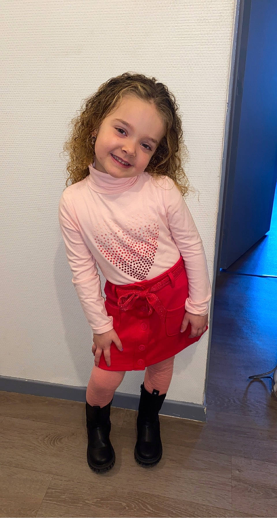 Mia participe au concours pour gagner de l'argent avec cette photo : baby_toddler_clothing, beauty, child, facial_expression, fashion_design, flooring, happy, human_leg, joy, knee, leg, long_hair, person, shoe, shoulder, sleeve, smile, standing, thigh, toddler