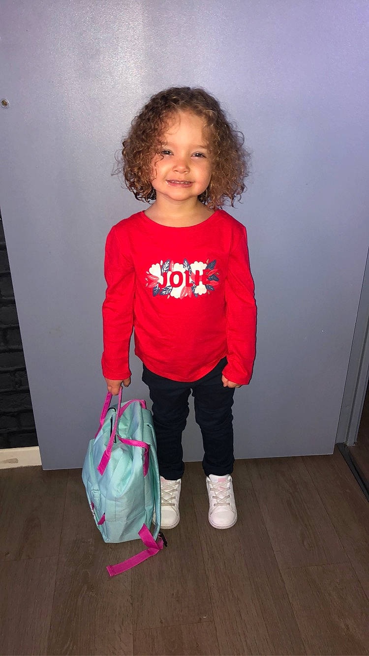 Mia participe au concours pour gagner de l'argent avec cette photo : baby_toddler_clothing, beauty, child, eye, face, floor, flooring, fun, hairstyle, happy, joint, joy, knee, luggage_and_bags, person, pink, shoulder, sleeve, smile, standing