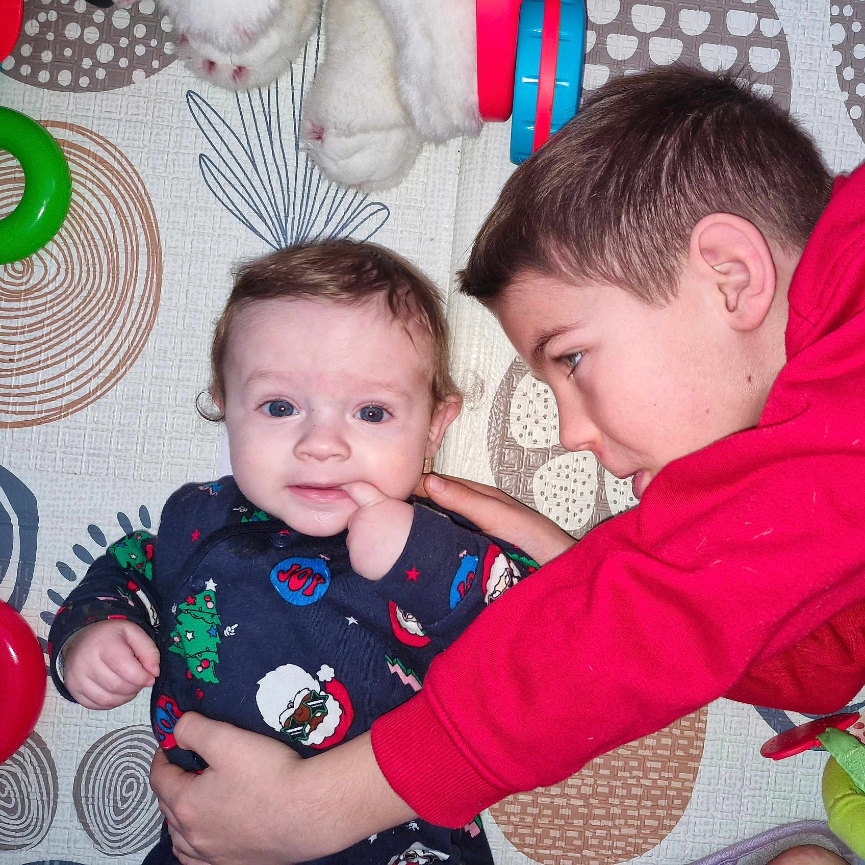 Wayatt participe au concours pour gagner de l'argent avec cette photo : baby, bodypart, clothing, couch, cushion, face, finger, furniture, happy, head, homedecor, indoors, laughing, pajamas, person, photography, portrait, smile, t_shirt, toy