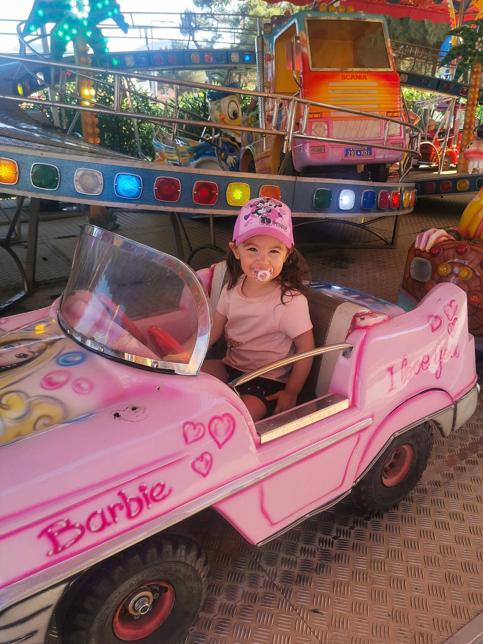 Lindsay a rejoint le concours — aidez-le/la à gagner de superbes lots ! auto_part, automotive_design, automotive_exterior, automotive_tire, automotive_wheel_system, bumper, event, fun, headwear, hood, joy, leisure, magenta, mode_of_transport, motor_vehicle, person, pink, riding_toy, tire, toddler