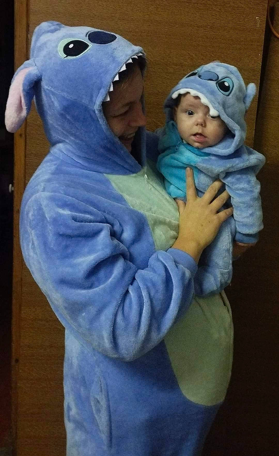 Romane a rejoint le concours — aidez-le/la à gagner de superbes lots ! arm, baby, cap, child, costume, electric_blue, fictional_character, freezing, fun, fur, gesture, glove, happy, headwear, hoodie, hug, linens, mascot, person, purple