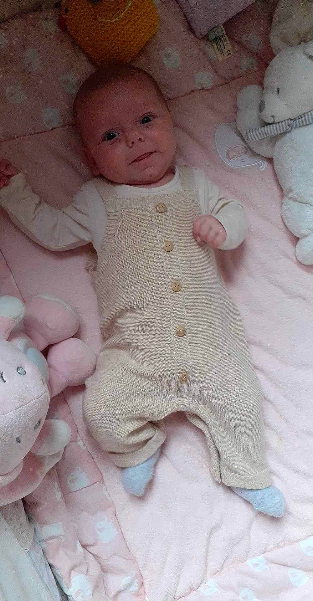 Romane a rejoint le concours — aidez-le/la à gagner de superbes lots ! baby, baby_products, baby_sleeping, baby_toddler_clothing, beige, cheek, child, chin, comfort, hand, linens, nose, person, pink, skin, smile, stuffed_toy, thumb, toddler, toy