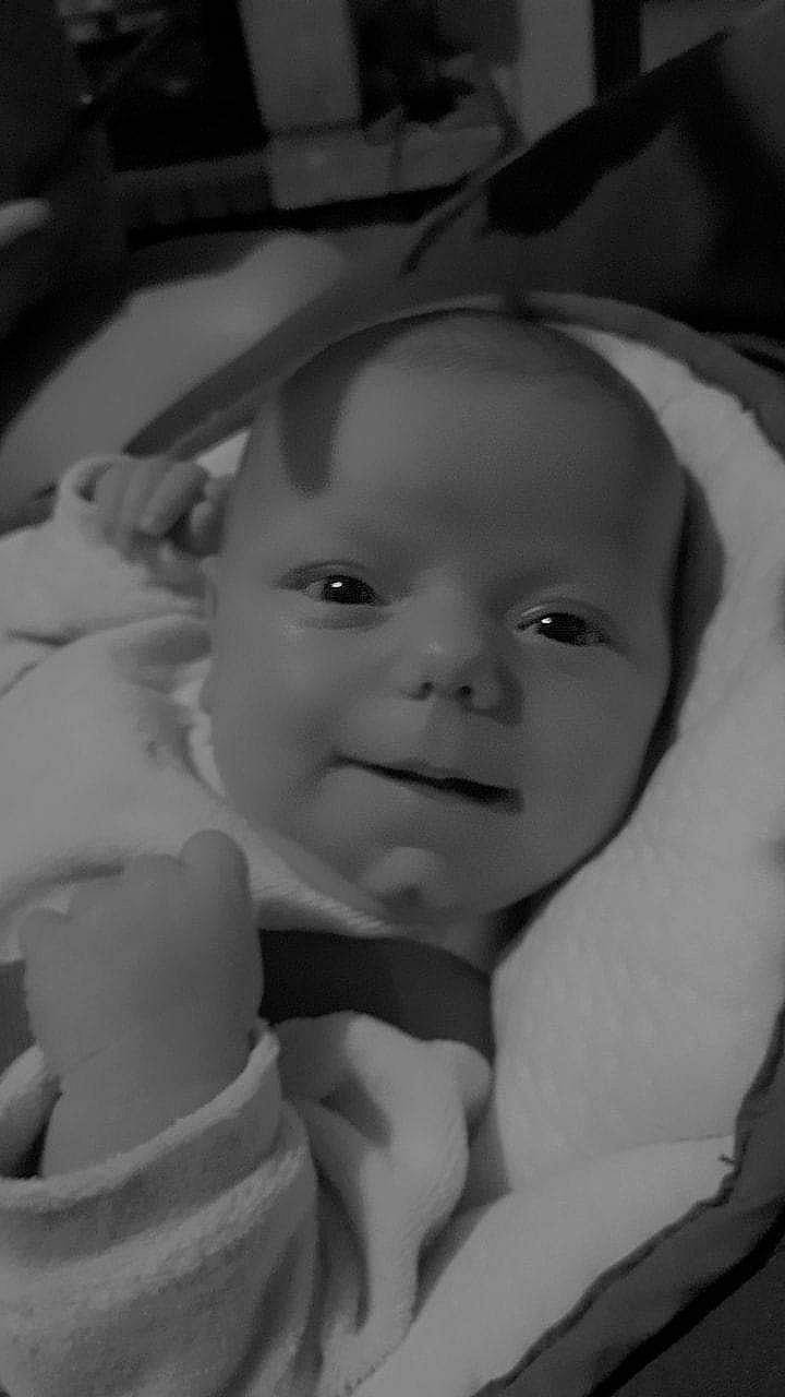 Romane a rejoint le concours — aidez-le/la à gagner de superbes lots ! baby, black_and_white, cheek, child, comfort, ear, eye, eyebrow, facial_expression, flash_photography, hand, happy, iris, lip, mouth, nose, person, skin, smile, style