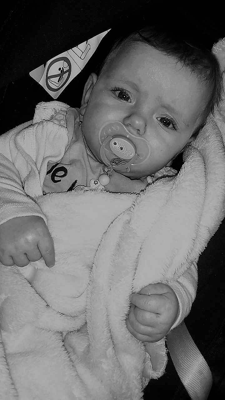 Romane participe au concours pour gagner de l'argent avec cette photo : baby, baby_toddler_clothing, black, cheek, comfort, eye, eyebrow, face, facial_expression, hand, head, human_body, iris, lip, mouth, nose, person, product, skin, sleeve