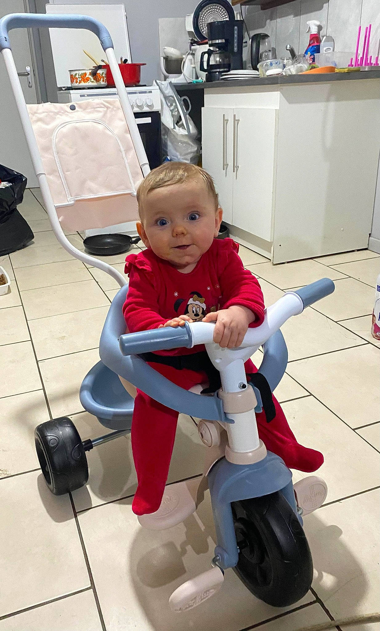 Romane participe au concours pour gagner de l'argent avec cette photo : baby, baby_toddler_clothing, cabinetry, carmine, child, cleanliness, comfort, flooring, fun, home_appliance, human_leg, kitchen_appliance, knee, machine, person, sitting, thumb, tire, toddler, wheel