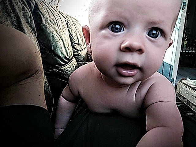 Eliott participe au concours pour gagner de l'argent avec cette photo : baby, cheek, chest, chin, ear, eyelash, flash_photography, gesture, happy, human_body, iris, lip, monochrome, mouth, nose, person, plant, skin, smile, toddler